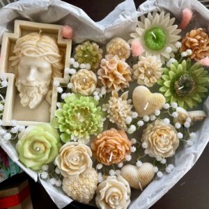 Кутия-сърце аранжирана със ароматни свещи